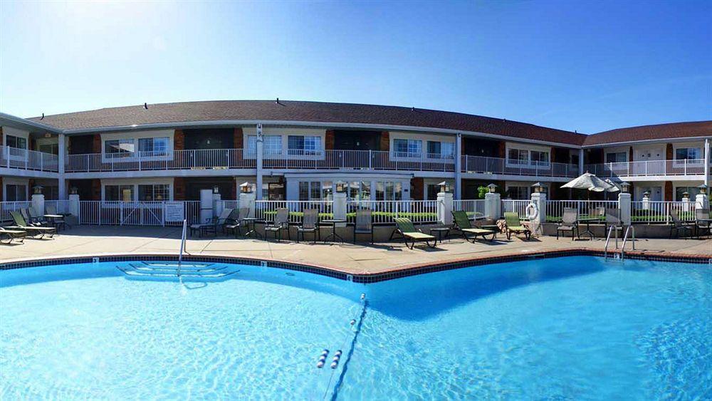 Days Inn & Suites By Wyndham Roseville/Detroit Area Exterior photo
