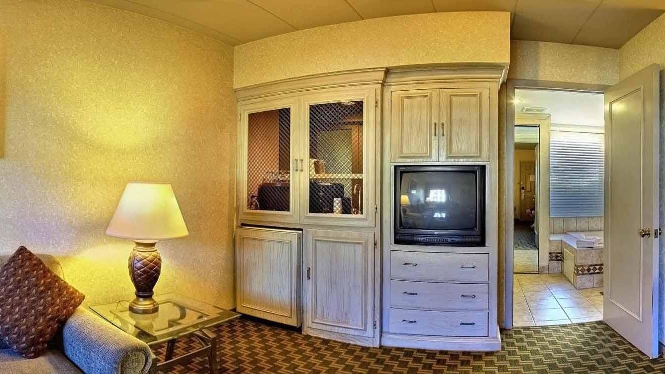 Days Inn & Suites By Wyndham Roseville/Detroit Area Exterior photo