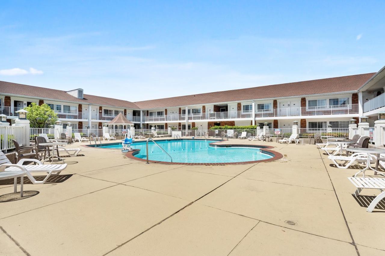 Days Inn & Suites By Wyndham Roseville/Detroit Area Exterior photo