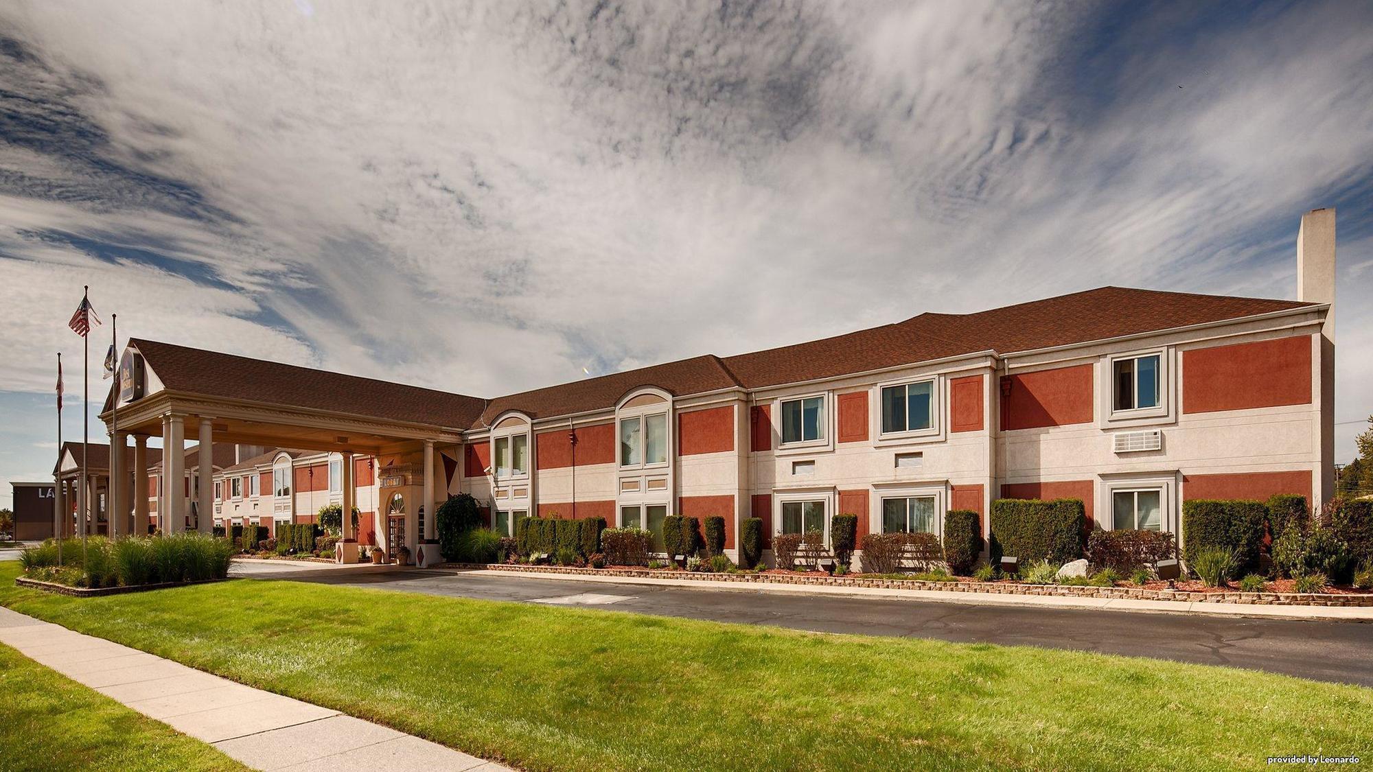 Days Inn & Suites By Wyndham Roseville/Detroit Area Exterior photo