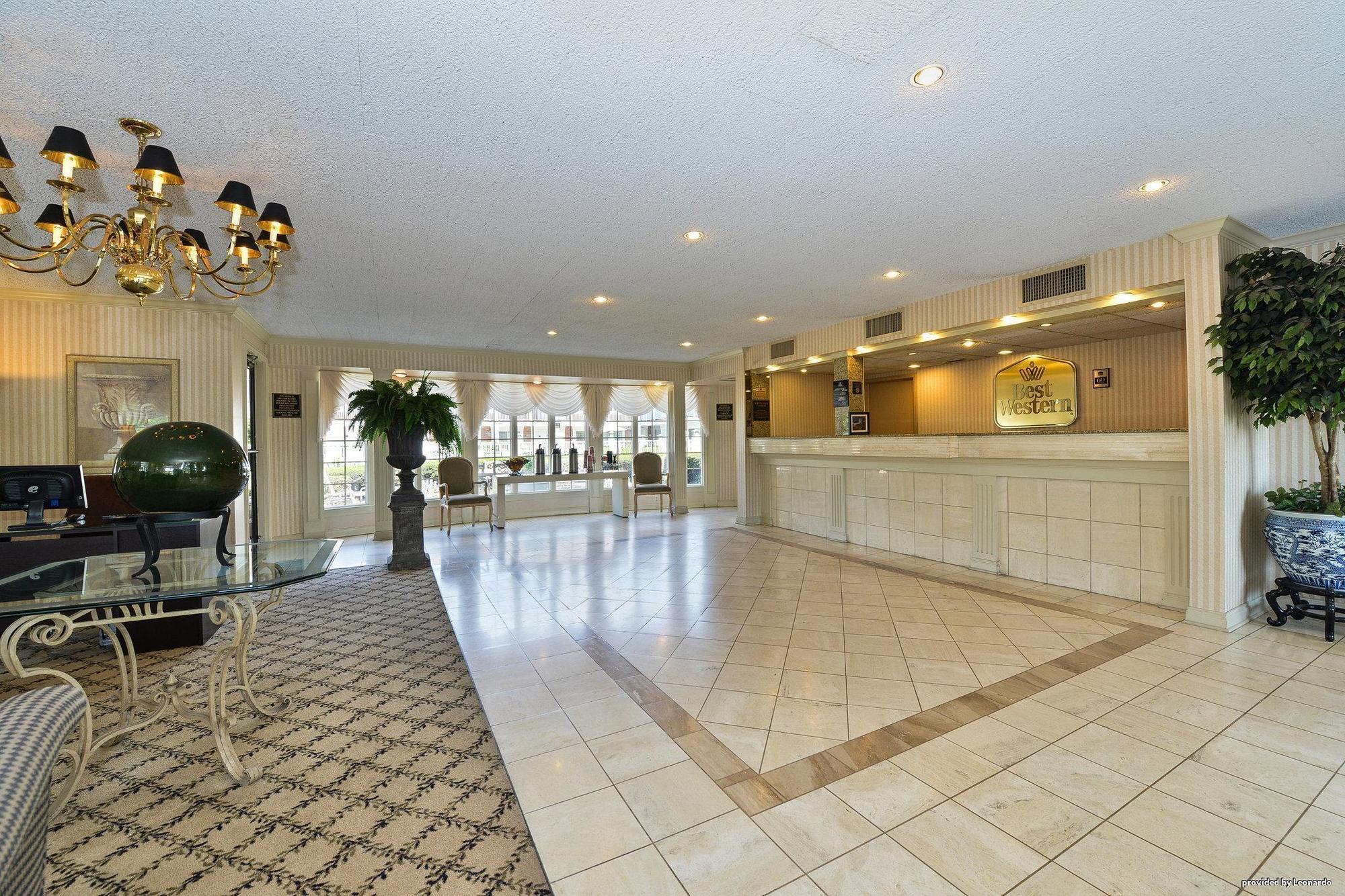 Days Inn & Suites By Wyndham Roseville/Detroit Area Exterior photo