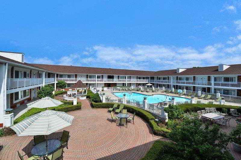 Days Inn & Suites By Wyndham Roseville/Detroit Area Exterior photo