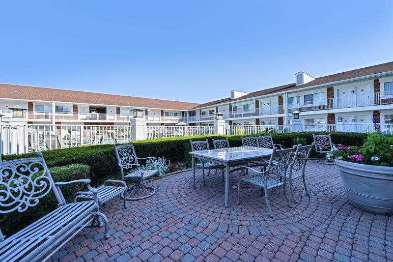 Days Inn & Suites By Wyndham Roseville/Detroit Area Exterior photo