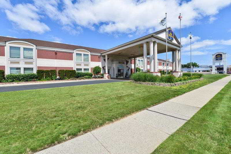 Days Inn & Suites By Wyndham Roseville/Detroit Area Exterior photo
