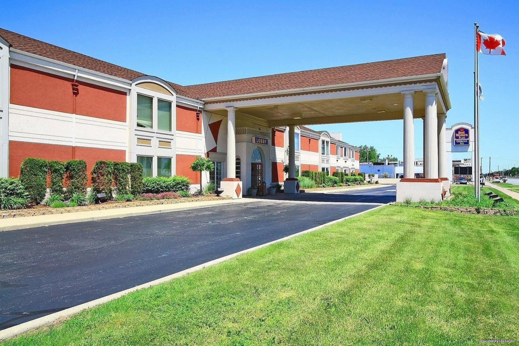 Days Inn & Suites By Wyndham Roseville/Detroit Area Exterior photo
