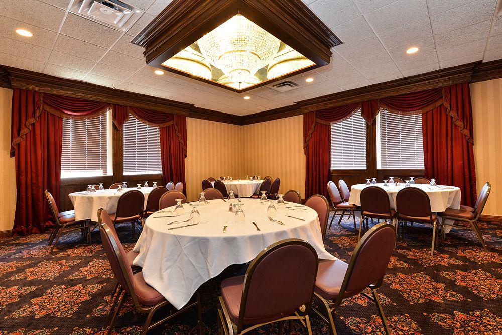 Days Inn & Suites By Wyndham Roseville/Detroit Area Exterior photo