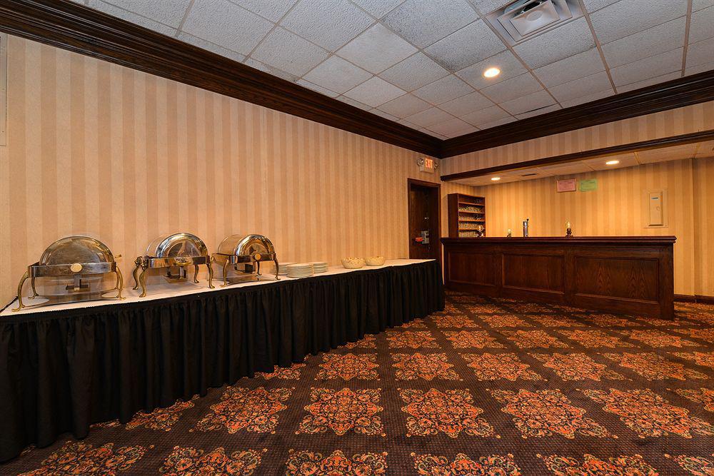 Days Inn & Suites By Wyndham Roseville/Detroit Area Exterior photo