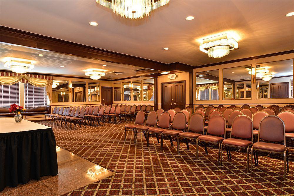 Days Inn & Suites By Wyndham Roseville/Detroit Area Exterior photo