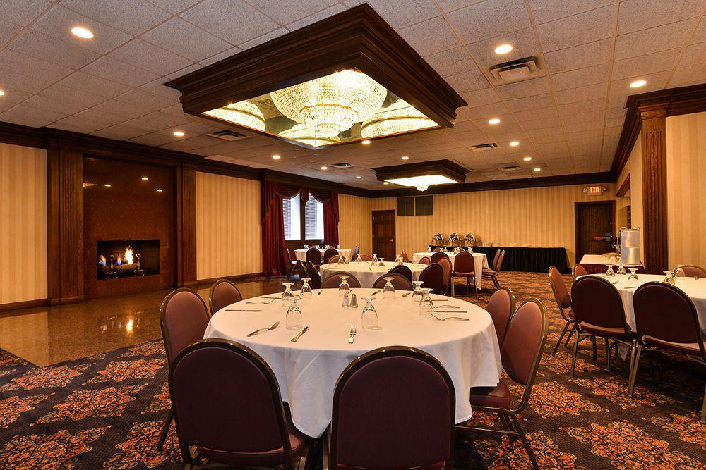 Days Inn & Suites By Wyndham Roseville/Detroit Area Exterior photo